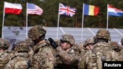 Військові США готуються до урочистої церемонії на полігоні в Ожиш, 13 квітня 2017 року