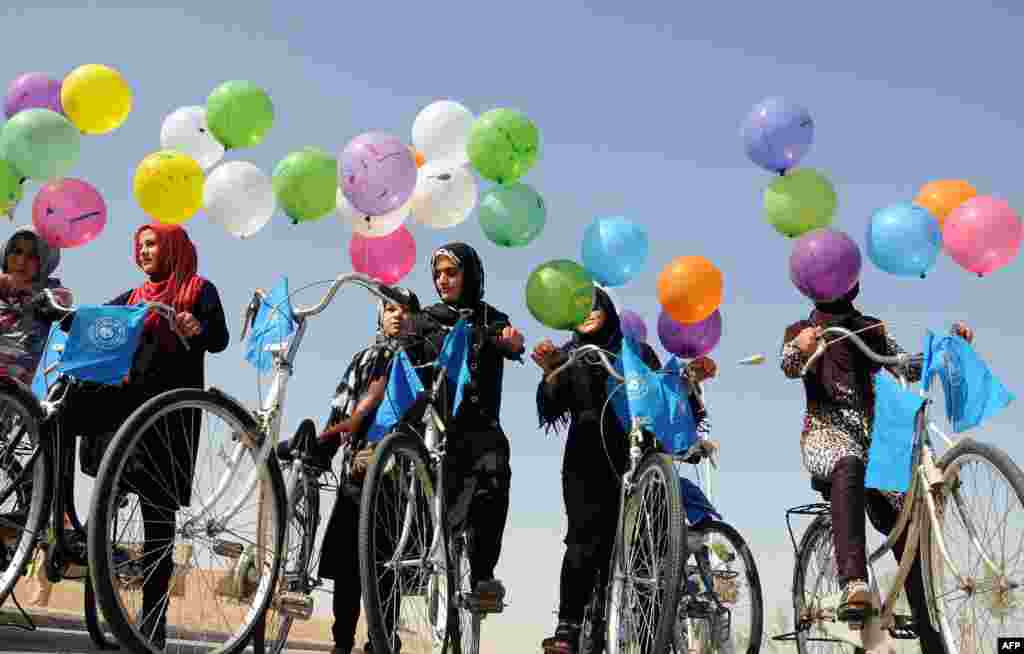 Afghans&nbsp;take part in a cycling race during World Peace Day in Mazar-e Sharif.&nbsp;(AFP/Farshad Usyan) 