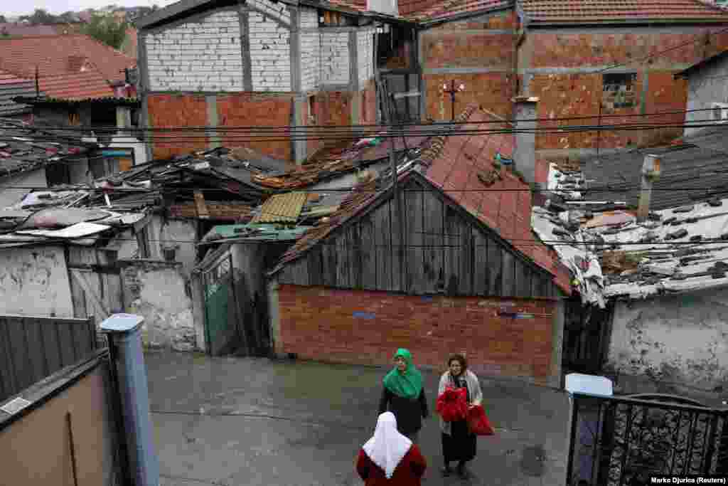 Beogradski muftija Muhamed Jusufspahić, čelnik Vrhovnog sabora Islamske zajednice Srbije, ocenio je da pravoslavno nasleđe u Srbiji i sumnja prema islamu znače da su karte složene protiv muslimana. "Tražili smo dozvole u nekoliko navrata i na više lokacija, decenijama... ali nikada nismo došli do tačke da podnesemo dokumente. Svaki zahtev bi završio u ladici", rekao je muftija agenciji Reuters.