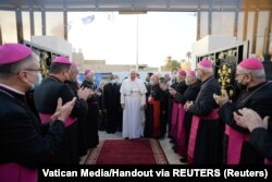 Papa Franjo dolazi na misu u kaldejsku katedralu Svetog Josipa u Bagdadu, 6. mart, 2021.