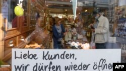 Попри продовження епідемії, в Німеччині вже відкрилися багато магазинів. Напис у крамничці чаю й вина: «Любі клієнти, нам дозволили знову відкритися!» Людвіґсбурґ, 20 квітня 2020 року