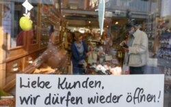 Радісний напис у крамничці чаю й вина: «Любі клієнти, нам дозволили знову відкритися!» Людвіґсбурґ, 20 квітня 2020 року