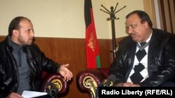 انجنیر فرید الله شیرزی در حال مصاحبه با خبرنگار رادیو آزادی سید فتح محمد بها