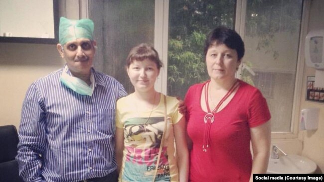 Lyudmila Pimenova (në mes) së bashku me nënën e saj dhe doktorin indian, që ka kryer operacionin e saj.