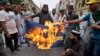 معترضان پاکستانی به قرآن‌سوزی در حال آتش‌زدن پرچم سوئد پرچم