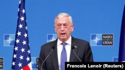 Джеймс Мэттис выступает на пресс-конференции после встречи министров обороны НАТО в Брюсселе, 4 октября 2018 года.