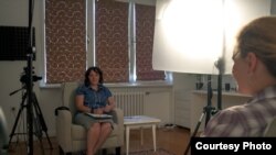 Intervjuisanje Srebreničana u prostorijama bh. ureda Fondacije Filmom za mir