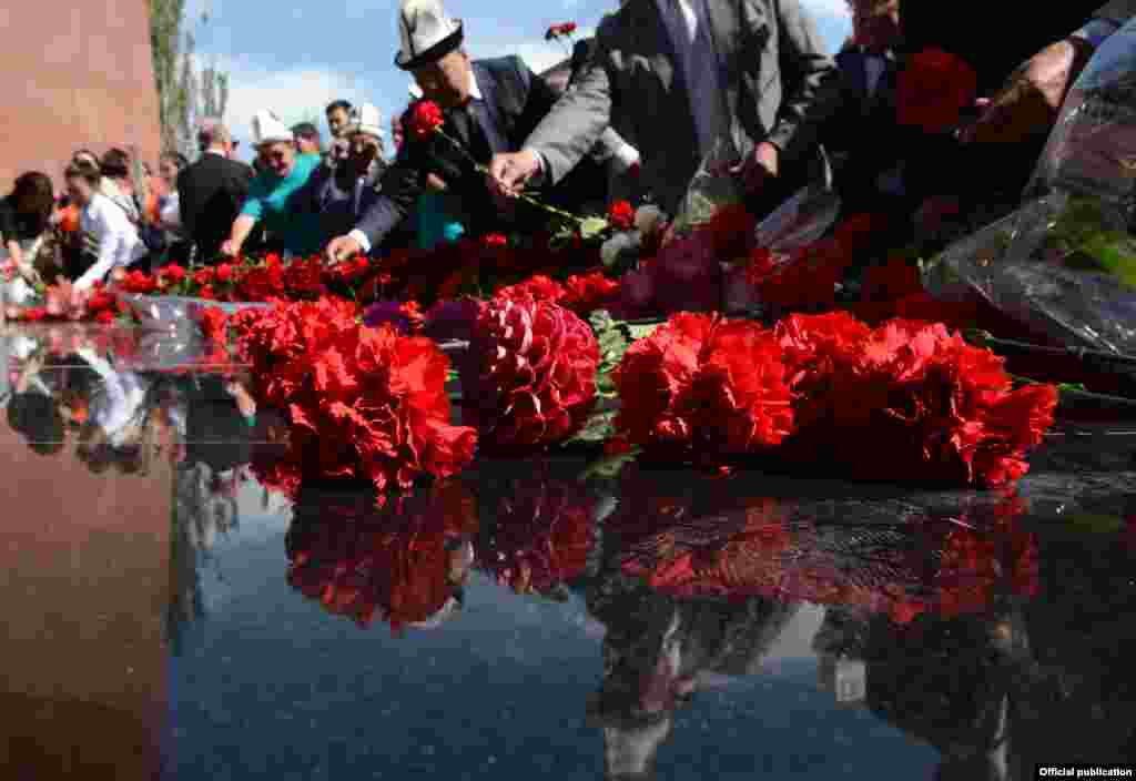 2016-жылдын баш оона жана аяк оона айларында кыргызстандыктар 1916-жылкы улуттук боштондук көтөрүлүштүн 100 жылдыгына арналган эскерүү жөрөлгөлөрүн өткөрүүнү улантышты.