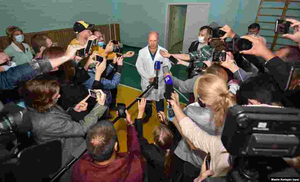 Заместник-главният лекар на болницата в Омск Анатолий Калиниченко информира журналистите за състоянието на Алексей Навални, след като е поставен в изкуствена кома. &nbsp; &nbsp; &nbsp;