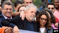 Luiz Inacio Lula da Silva sa pristalicama nakon izlaska iz zatvora