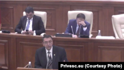 Socialistul Vladimir Golovatiuc vorbind la dezbatrea bugetului în parlamentul de la Chișinău