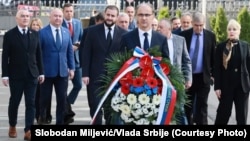 Premijer Srbije Đuro Macut sa članovima Vlade polaže venac ubijenom premijeru Zoranu Đinđiću