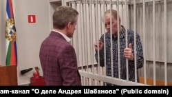 Андрей Шабанов говорит с адвокатом в зале суда. 29 января 2025 года