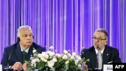 Виктор Орбан (слева) и глава правой Партии свободы Австрии (FPOe) Герберт Кикль делают совместное заявление в Вене, 30 июня 2024 года