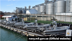 Церемонія передачі техніки від США відбулася на території військово-морської бази «Південь» у Практичній гавані в Одесі (фото зі сторінки ВМС ЗСУ)
