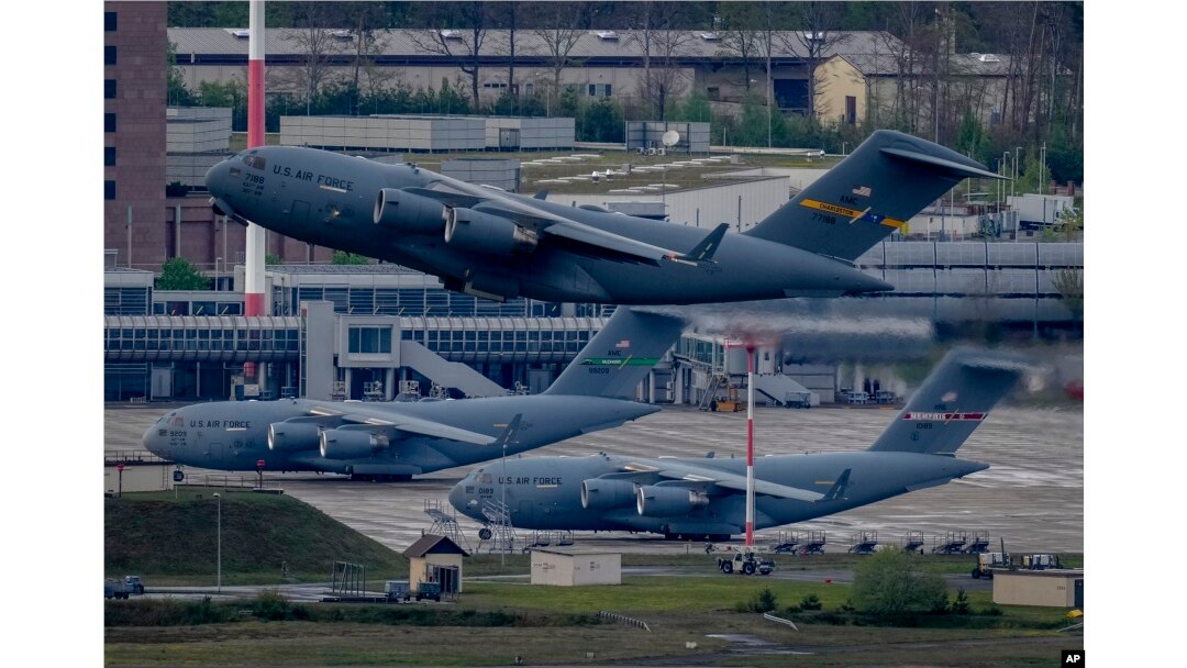 Un avion Globemaster decolând ieri, 26 aprilie, de la baza militară Ramstein/Germania. De la această bază militară americană a sosit în România pe 10 februarie 2022 prima unitate de luptă NATO.