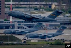 Un avion Globemaster decolând ieri, 26 aprilie, de la baza militară Ramstein/Germania. De la această bază militară americană a sosit în România pe 10 februarie 2022 prima unitate de luptă NATO.