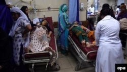 People affected by the heat wave receive medical treatment at a hospital in Karachi on June 23. 