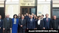 Рауль Хаджимба и Манана Делба с сотрудниками Верховного суда Абхазии