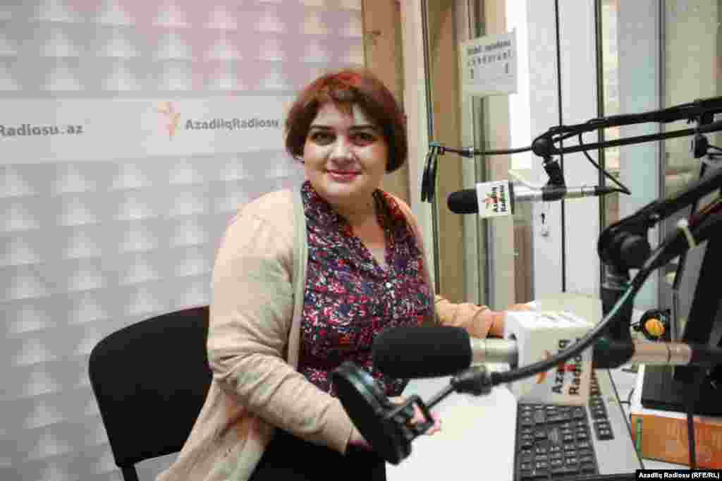 Xədicə İsmayıl AzadlıqRadiosunun Bakı bürosunda canlı efir zamanı. 