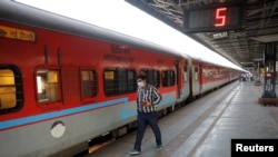 Мужчина на вокзале в Дели, 23 марта 2020 года.