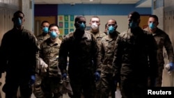Članovi zajedničkih snaga američke vojske i vazduhoplovaca vrše dezinfekciju srednje škole u New Yorku, 21. mart, 2020. 