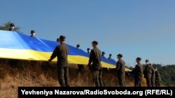 Флагшток, на якому піднятий прапор на Хортиці, є одним з найвищих в Україні