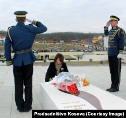 Predsednica Kosova Atifete Jahjaga u Memorijalnom centru u Prekazu