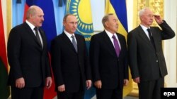 Soldan - Belorus prezidenti Alexandr Lukashenko, Rusiya prezidenti Vladimir Putin, Qazaxıstan prezidenti Nursultan Nazarbayev və Ukraynanın Baş naziri Nikolai Azarov Avrasiya İqtisadi Şurasının toplantısı zamanı. Moskva, 24 dekabr 2013