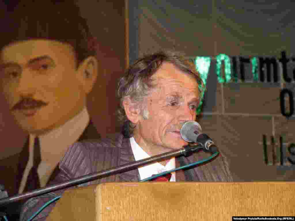 Mustafa Cemilev Simferopolda Krım Tatar Xalq Məclisinin toplantısında çıxış edir, 29 avqust 2010