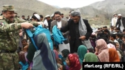 د ننګرهار والي شاه محمود میاخېل په هسکه مېنه کې پر زده کوونکو د درسي موادو د وېش په حال کې