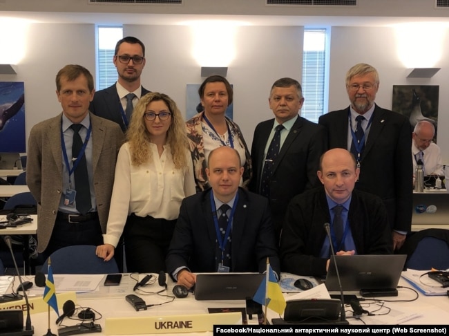 Леонід Пшеничнов (стоїть у центрі), біолог