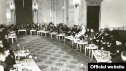 Intîlnire între președintele Ceaușescu și reprezentanții cultelor din România în 1968 (Fototeca online: ANIC)