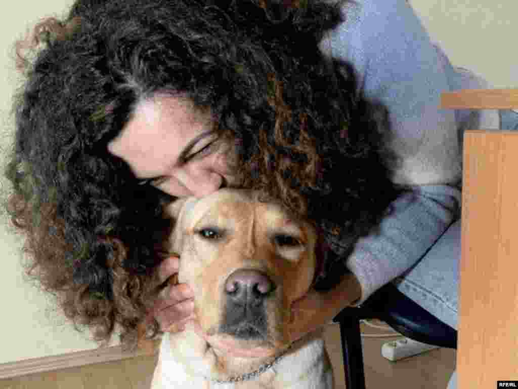 Marijana Mugoša i njen pas Ksena, Foto: Savo Prelević - Pročitajte prilog RSE: http://www.slobodnaevropa.org/content/article/1358809.html 