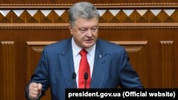 Петр Порошенко во время выступления в Верховной Раде