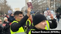 Studenti u blokadi sa podignutim indeksima na protestu u Novom Sadu, 12. februar 2025.