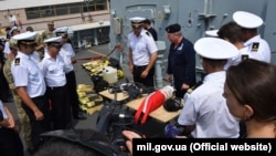 Украинские и британские военные моряки во время совместных учений на борту британского корабля "Дункан". 25 июля 2017 года