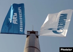 Прапори російського «Газпрому» та оператора газових мереж Вірменії, в якому домінуючу частку має російський концерн. Прем’єр Вірменії Нікол Пашинян вважає, що ціна газу для Вірменії занадто висока