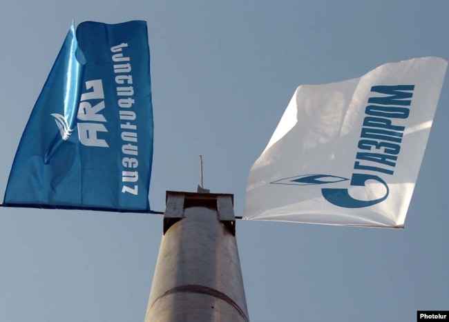 Прапори російського «Газпрому» та оператора газових мереж Вірменії, в якому домінуючу частку має російський концерн. Прем’єр Вірменії Нікол Пашинян вважає, що ціна газу для Вірменії занадто висока