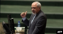 Иран сыртқы істер министрі Мохаммад Жавад Зариф парламентте сөйлеп тұр. Тегеран, 27 қараша 2013 жыл.