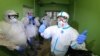 Российский министр здравоохранения Крыма Александр Остапенко в инфекционном госпитале в Симферополе (справа)