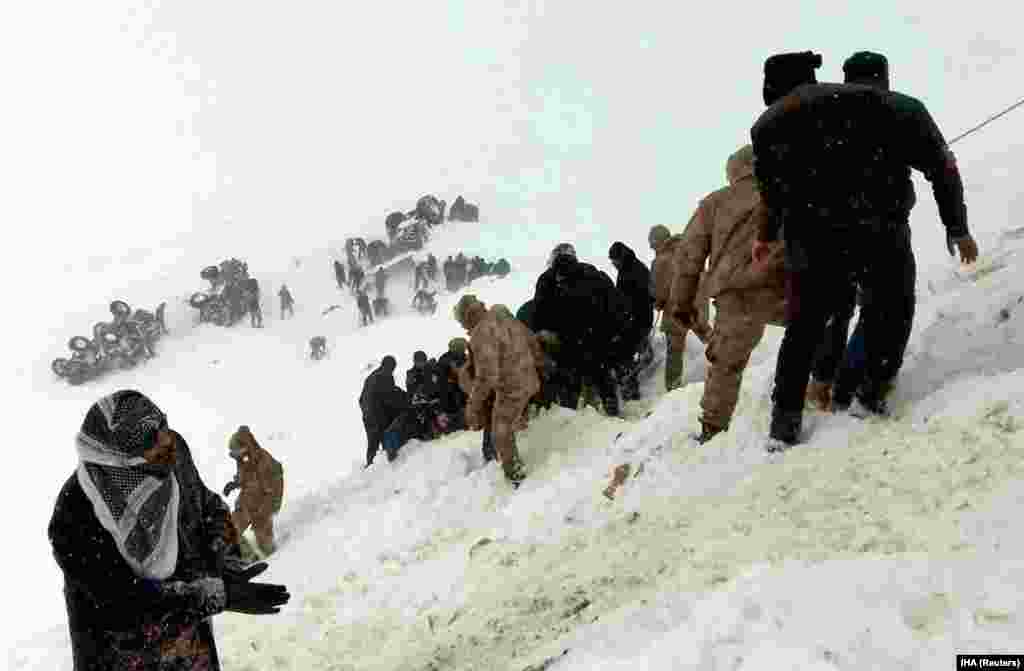 Turkish soldiers and locals try to rescue people trapped under an avalanche in Bahcesaray in Van Province, Turkey. (Reuters/Ihlas News Agency)