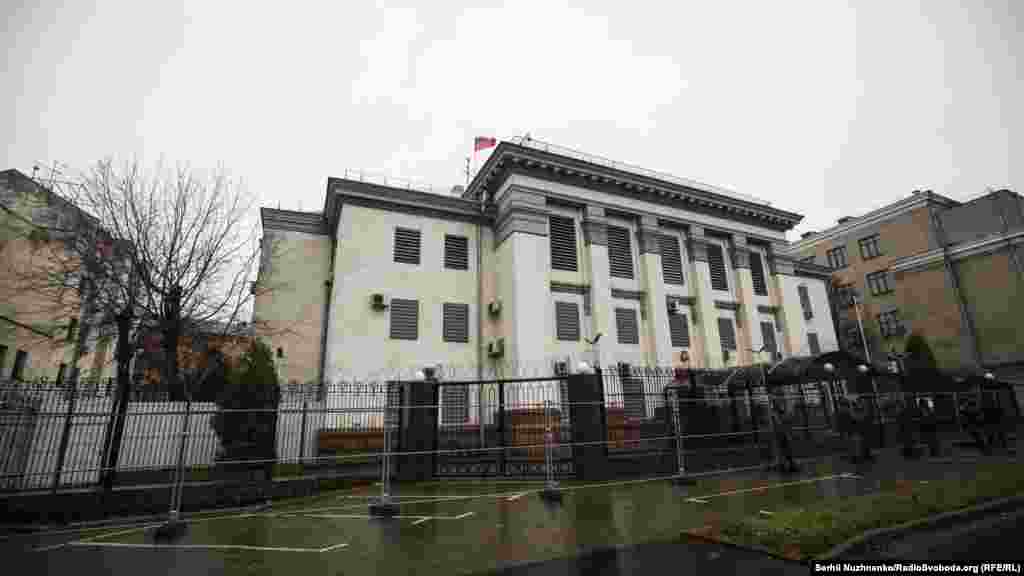 Ukrainada Rusiye elçihanesiniñ kül renki divarları sessiz qala