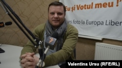 Victor Gotișan în studioul Europei Libere