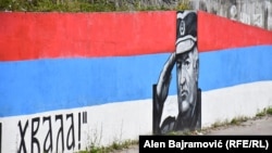 Ratko Mladić, koga su veličale dve studentkinje, osuđen je pred Haškim tribunalom na doživotni zatvor zbog genocida i zločina protiv čovečnosti. Mural Mladiću u Foči, Bosna i Hercegovina, juli 2021.