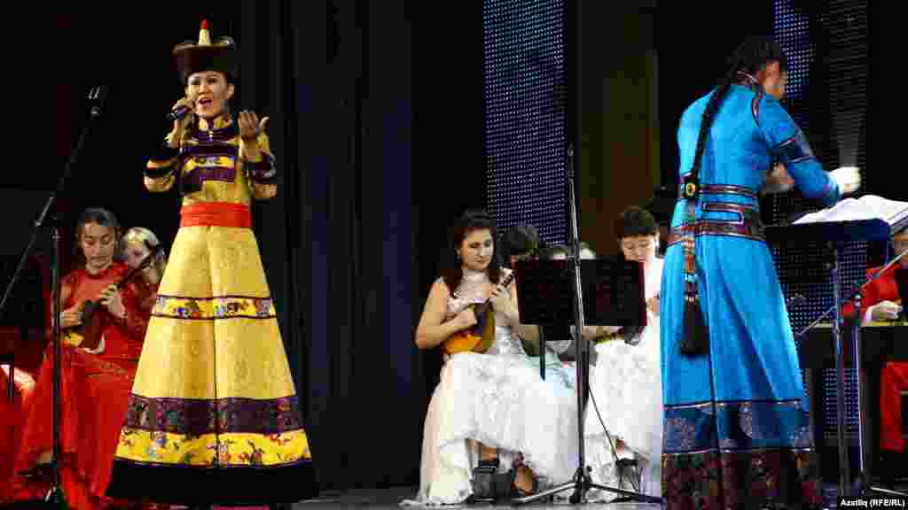 Айана Монгуш, Тыва сәнгатькәре