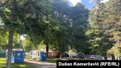 Pionirski park u kojem tri meseca kampuju oni koji sebe nazivaju "studentima koji žele da uče", ilustrativna fotografija, Beograd, 27. maj 2025.
