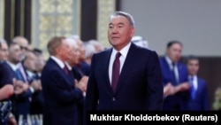 Gazagystanyň öňki prezidenti Nursultan Nazarbaýew özi tarapyndan goýlan Kasym-Žomart Tokaýewiň prezidentlige belleniş dabarasy geçjek zala girýär. Nur-Sultan, 2019-njy ýylyň 12-nji iýuny.