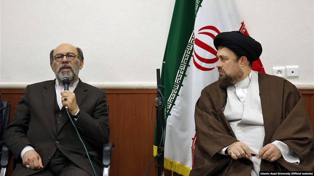 حسن خمینی (راست) در کنار حمید میرزاده، در دیداری با رئیس و کارکنان دانشگاه آزاد