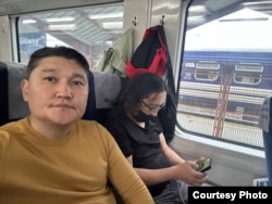 Қирғизистонлик журналистлар - Адил Турдуқулов ва Булат Сатарқулов асирлар лагерига йўл олишган пайт.